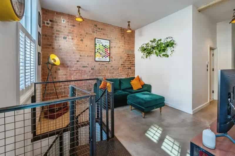 Two Bedroom Duplex Apartment Near Transport Links