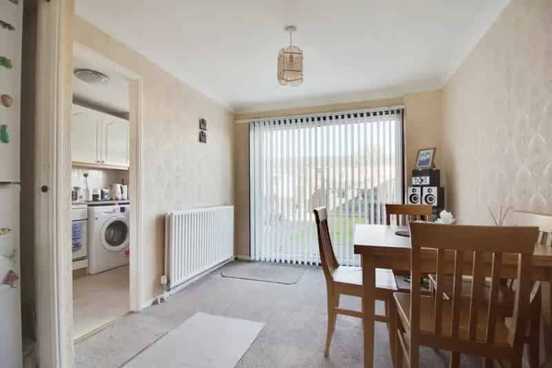 3 Bedroom Family Home Near Schools and Train Stations
