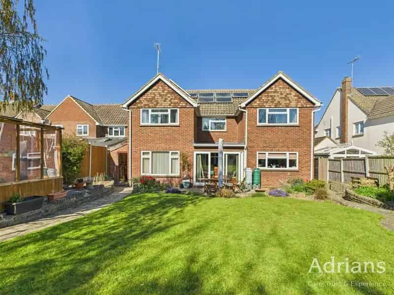 6 Bedroom Detached House for Sale