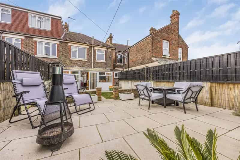 3 Bedroom End Terrace House with Garage and Office Outbuilding