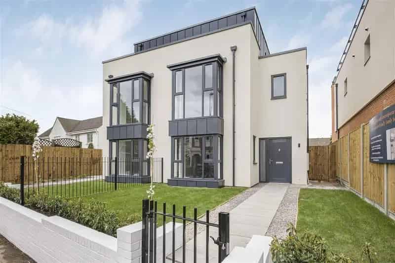 5 bedroom semi-detached house for sale