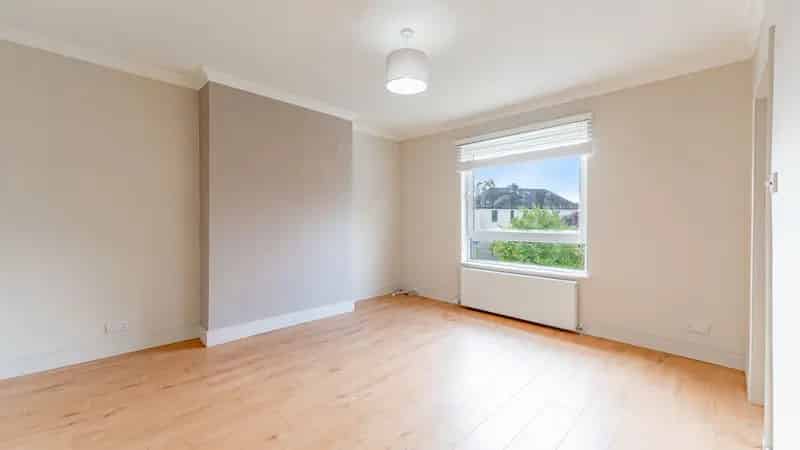 Immaculate 2-Bedroom Flat in Knightswood with Private Garden and Driveway