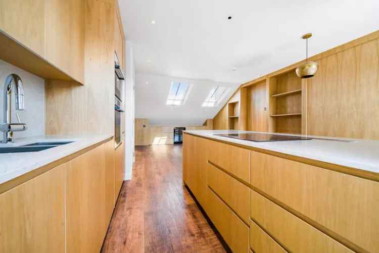 Flat For Sale in London, England