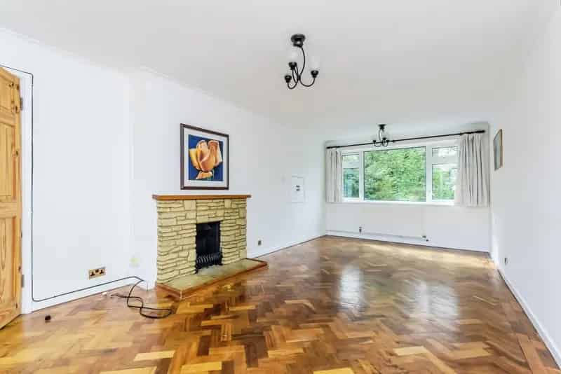 Split Level Maisonette Near Caterham Town and Station