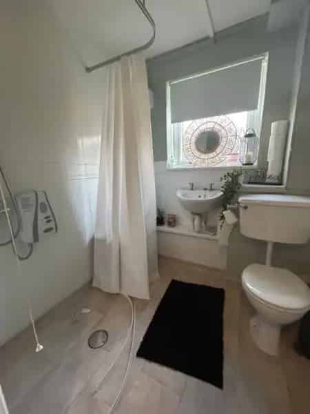 Large 1 Bedroom Flat with New Flooring and 3 Cupboards