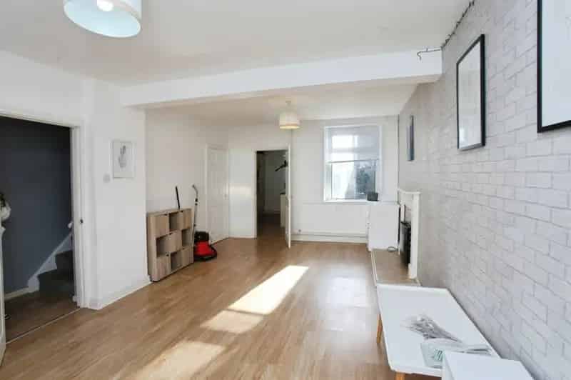 3 Bedroom Terraced House Near Amenities and Schools