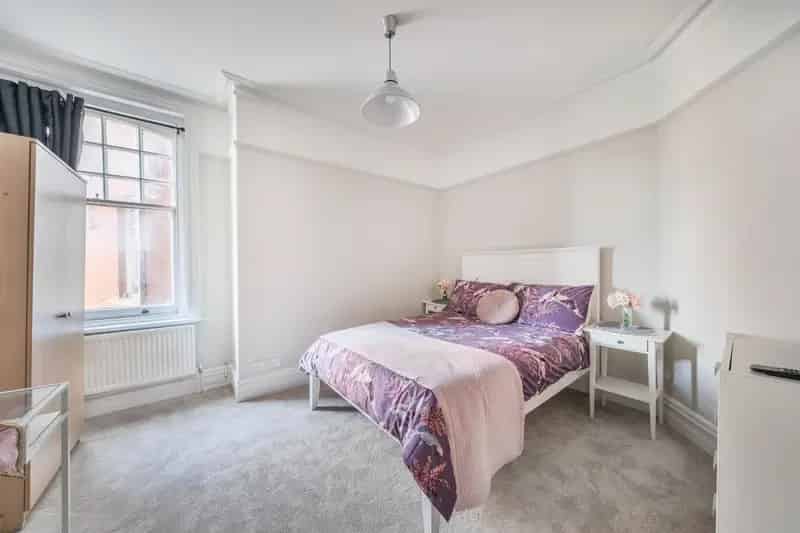Fulham 2-Bedroom Apartment - Elegant Period Charm