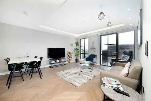 Fitzrovia 2 Bed Apartment with Balcony Parking and Gym