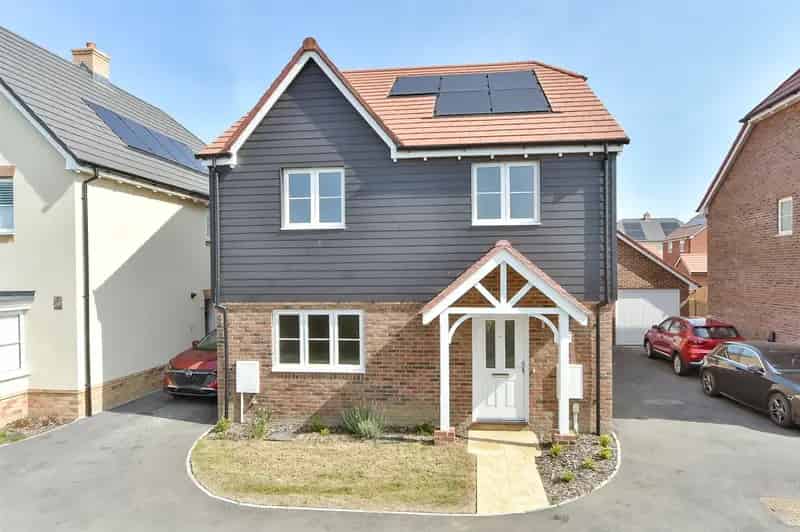 4 Bedroom Detached House for Sale Near Award Winning Beach