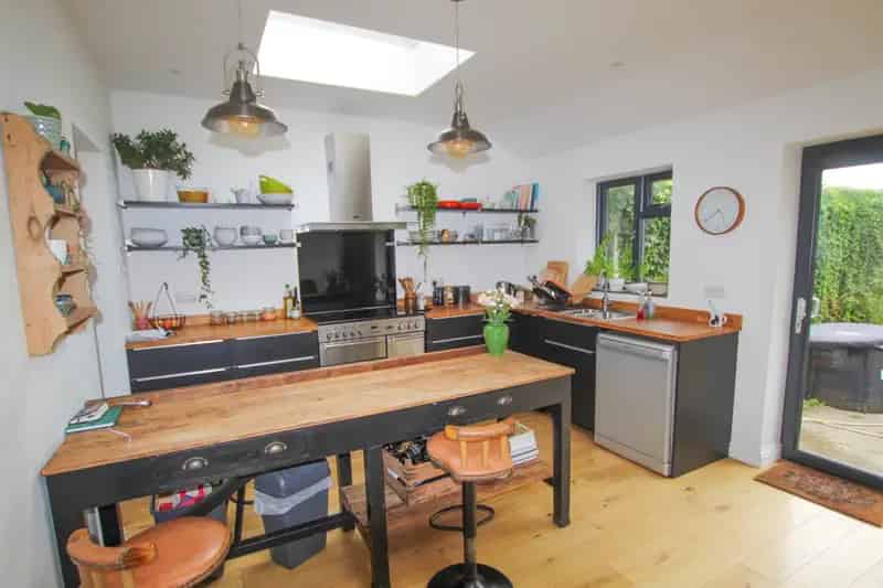 4 Bedroom Semi-Detached House to Rent