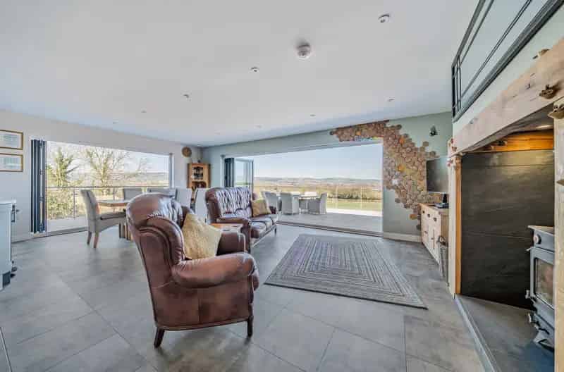 6 Bedroom Detached House with Panoramic Views and Workshop