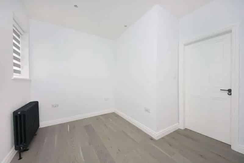 2 Bed Flat for Sale in Ealing - Modern Apartment with Garden and Parking