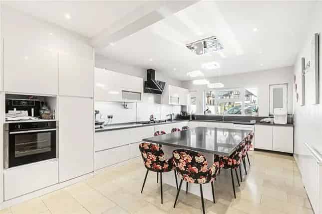 6 Bedroom Detached House Chase Side London