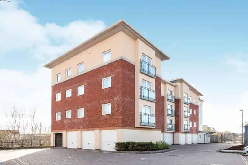 2 Bedroom Apartment for Sale Victory Hill Basingstoke Garage