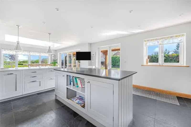 5 Bed House For Sale - 3000 Sq Ft Home with Annexe and Gardens