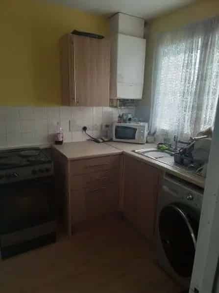 2 Bedroom House Near Shops and Bath Buses