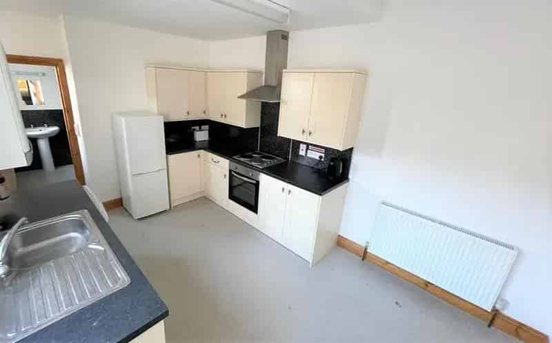 4 Bed House with 3 Self Contained Flats - High Rental Yield
