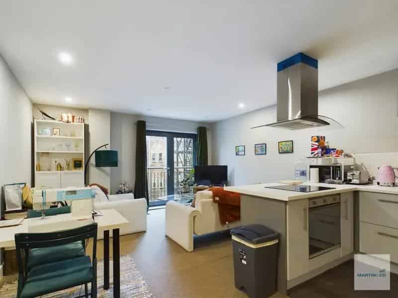 2 Bedroom Flat For Sale - Modern Apartment with Parking
