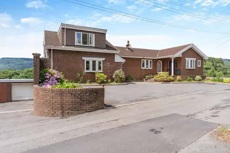 7 Bedroom Detached House with Pool and Party Room