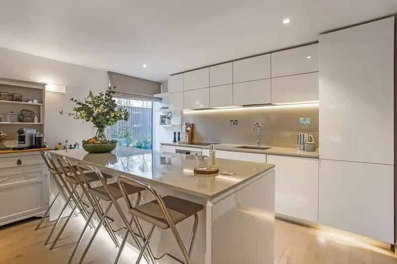 2 Bedroom Maisonette for Sale in 18 Acres of Grounds