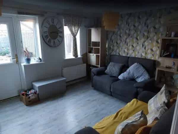 2 Bedroom House Near Shops and Schools