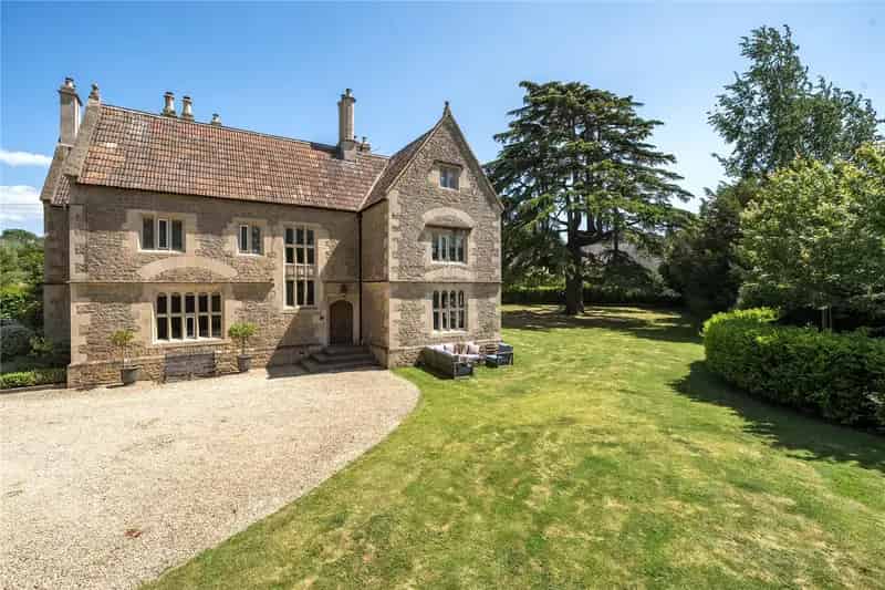 Detached 5 Bedroom Former Vicarage with Coach House