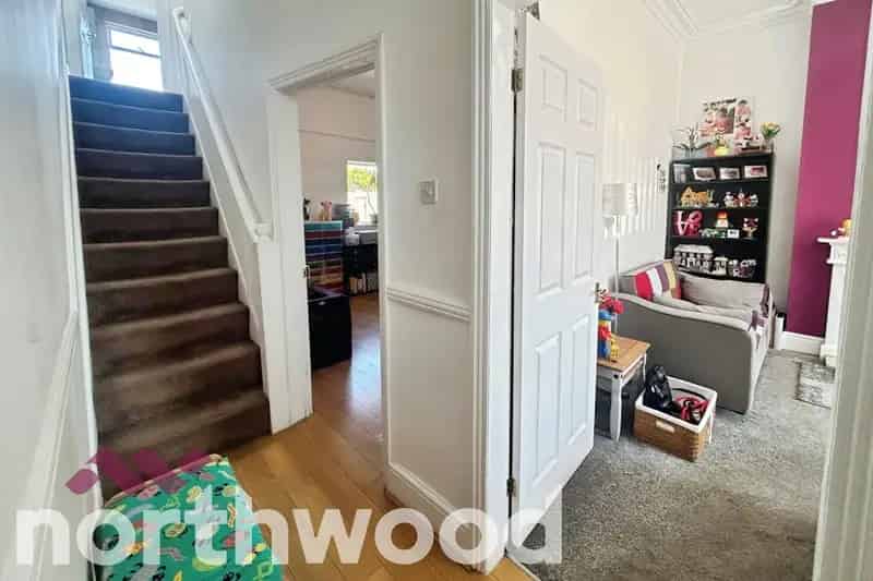 2 Bed Semi-Detached House Near Town Centre