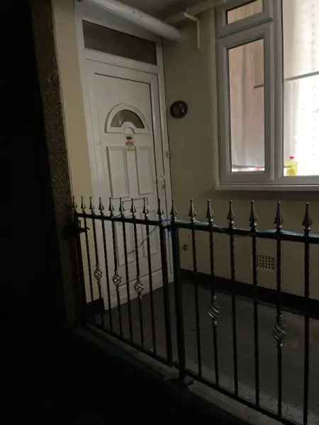 2 Bedroom Flat Near Shops and Schools