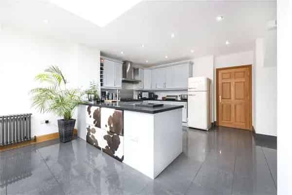 Family House with Garden, 5 Bedrooms, 3 Bathrooms, and Garage