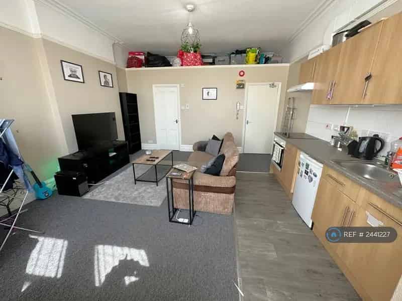 1 Bedroom Flat Near Whiteladies Road Available Now