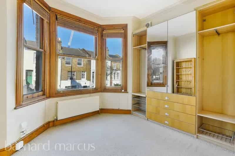 Acton Green Flat: Freehold Raised Ground Floor with Roof Terrace