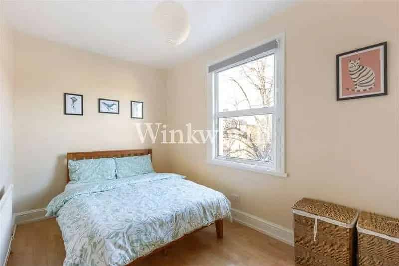 2 bed flat for sale