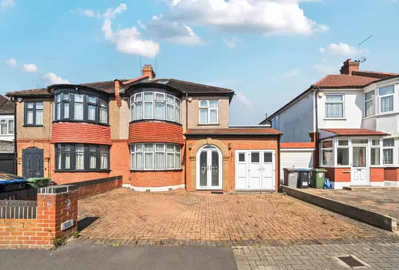 3 Bedroom House for Sale with Drive and Off-Road Parking