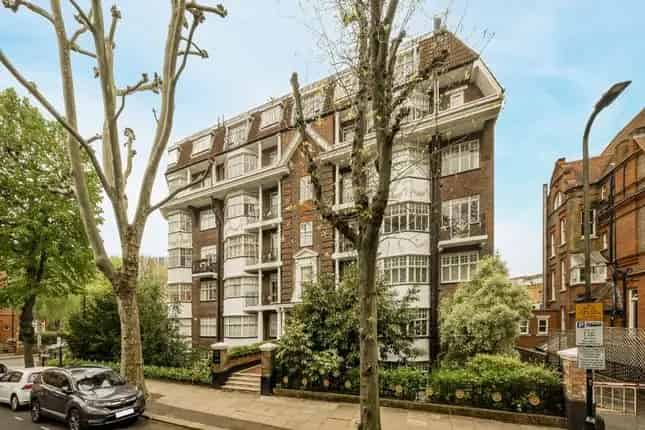 Flat for sale in Eton Avenue, London NW3