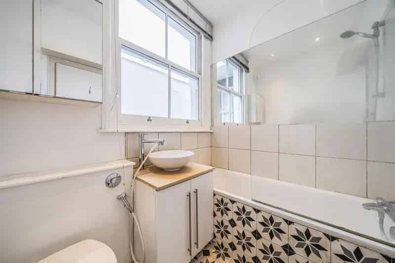Hyde Park One Bedroom Apartment High Ceilings Abundant Light