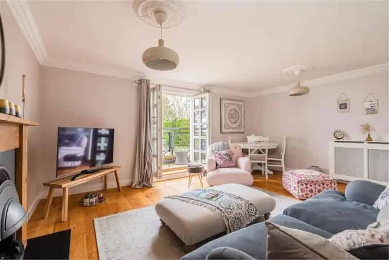 2 Bed Flat - First Floor with 1 Reception Room