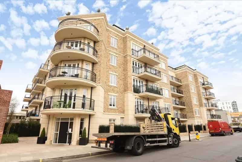 One Bedroom Apartment with Balcony and Parking