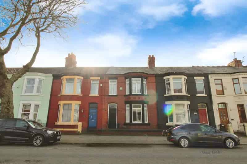4 Bedroom Mid Terrace House For Sale - Modernisation Needed