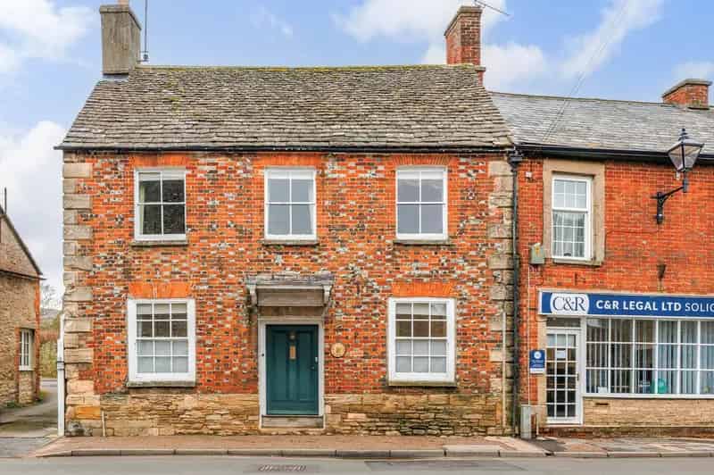 3 Bedroom Grade II Listed Townhouse for Sale
