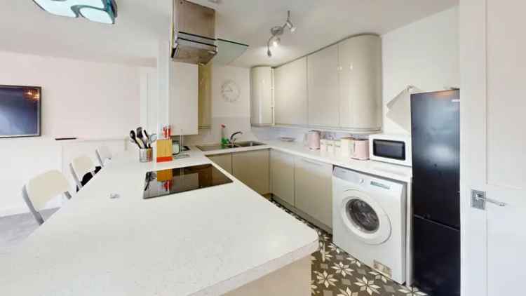 4 Bedroom Flat Family Working Professionals