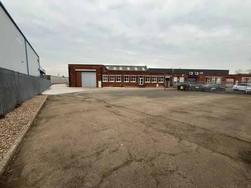 Refurbished Warehouse with Large Yard Welwyn Garden City