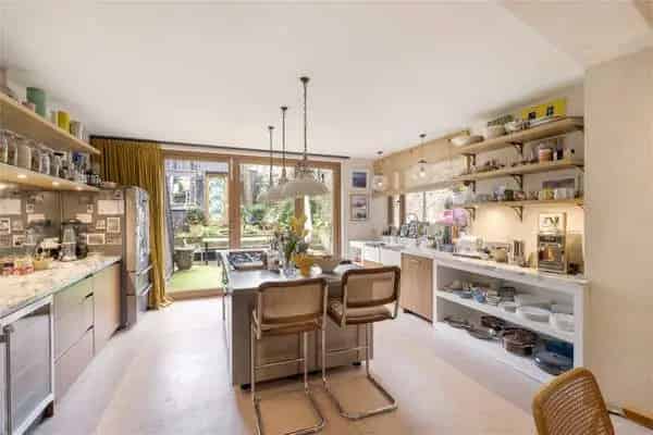 Magnificent Fulham Road Home: 4 Beds, Modern Kitchen, South-Facing Garden