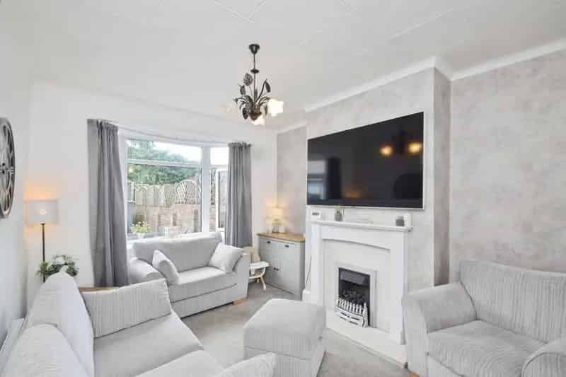 3 Bedroom Semi-Detached House Pyle Near Schools Shops M4