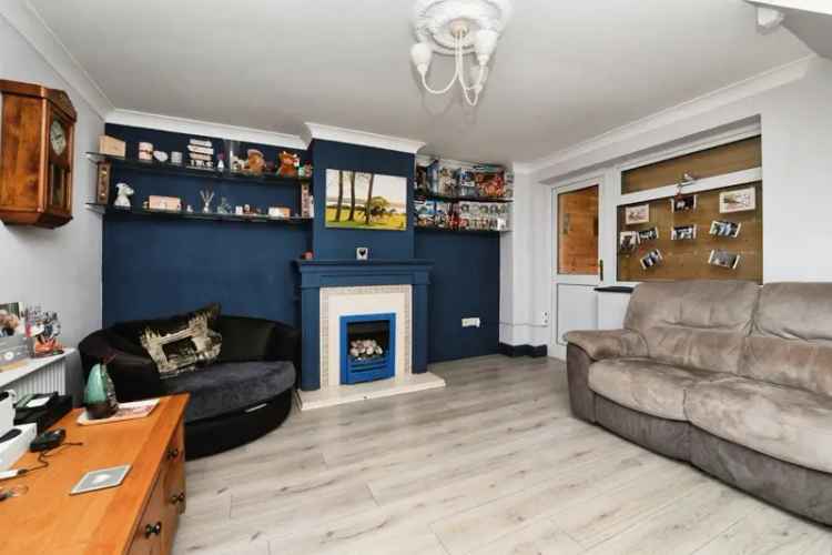 3 Bed Semi-Detached House with Garage and Summerhouse
