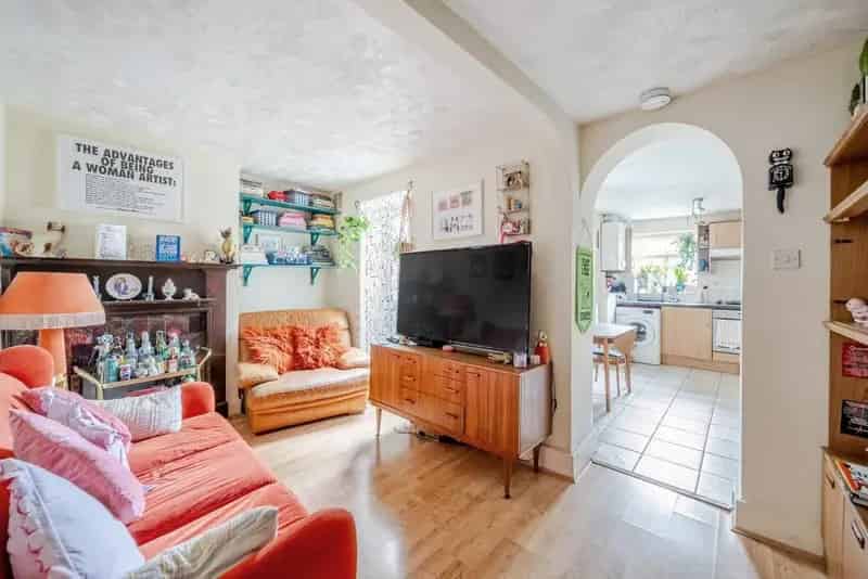 One Bedroom Garden Flat near Nunhead Station