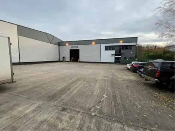 Modern Industrial Warehouse Distribution Unit To Let