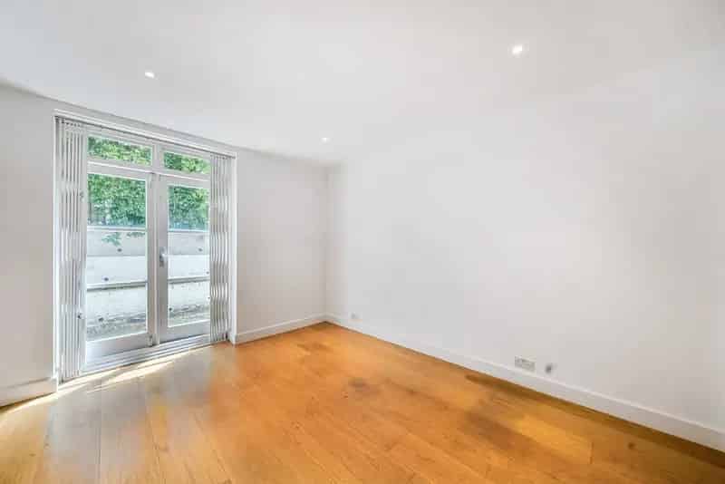 Super Lower Ground Floor Flat with Private Garden in W2