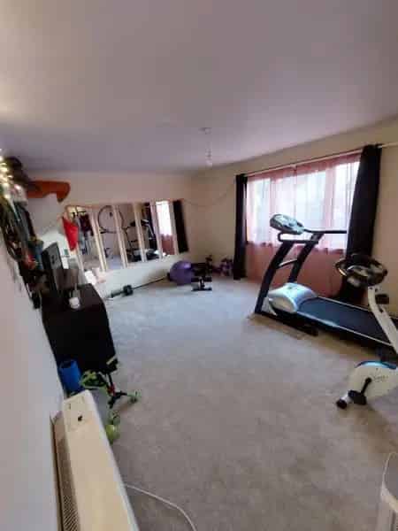 3 Bedroom Terraced House Near Beach and Schools