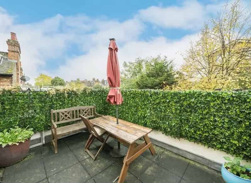 2-Bed Upper Maisonette Near Balham  - 800 Sqft