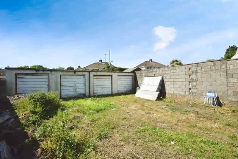1 Bedroom Detached House with 4 Garages